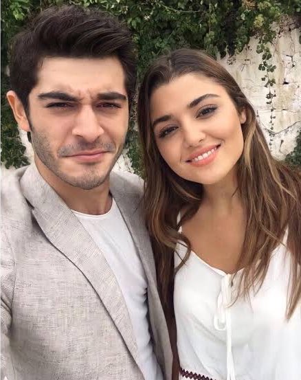 MuzikveTV's tweet photo. Adı #İkiYabancı olarak açıklanan ve Hande Erçel & Burak Deniz ikilisini buluşturacak olan dizinin yeni adı #BambaşkaBiri oldu.

Dizinin ilk tanıtımının da bu akşam yayınlanması bekleniyor. 

Bir diğer kulis dedikodusu da dizinin eylül ayının 2. ya da 3. haftası Pazartesi akşamları yayınlanacağı yönünde.

 (Birsen Altuntaş)