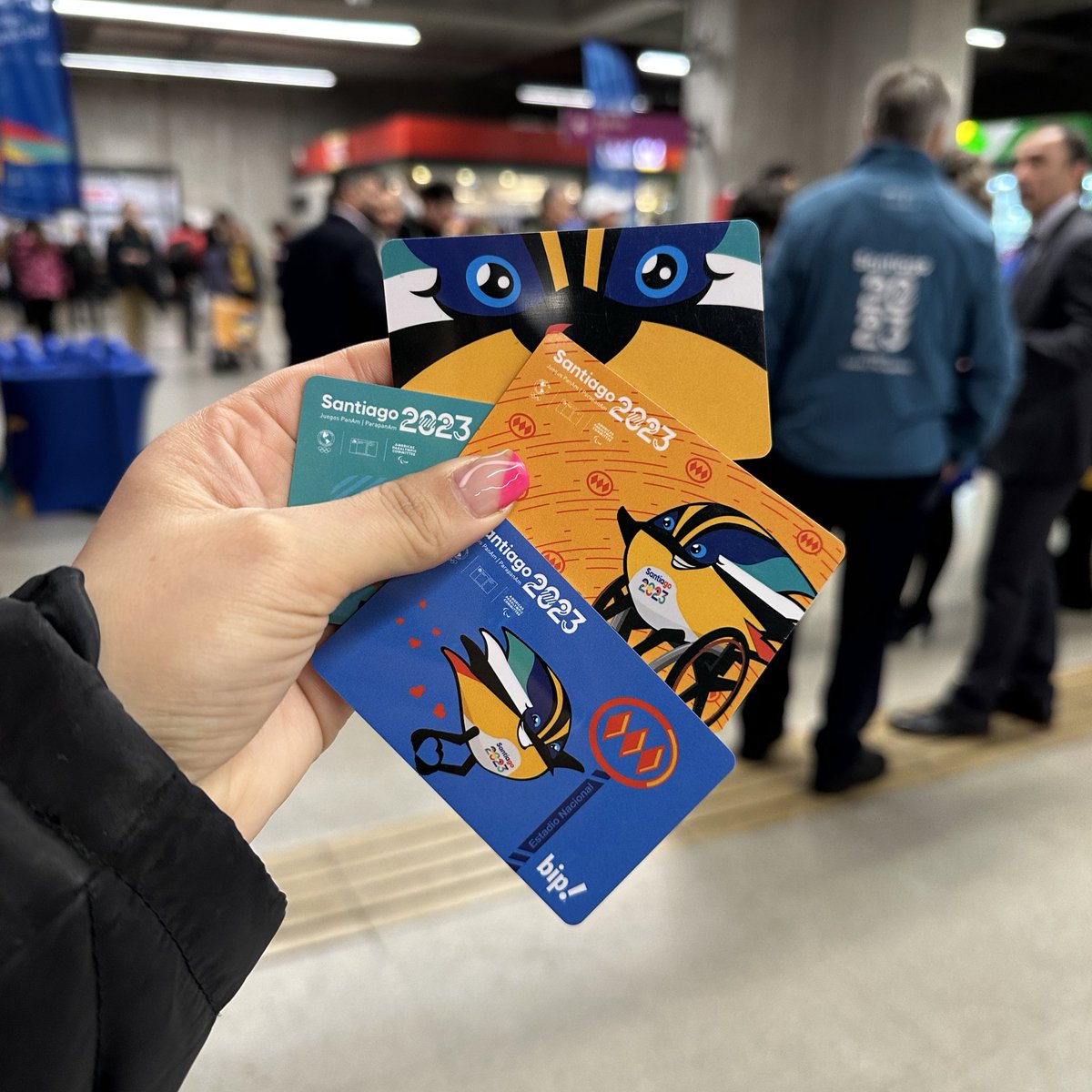 metrodesantiago's tweet photo. Estás son las  nuevas bip! de @santiago2023 y tienen como protagonista a Fiu 💙

Muy pronto estarán en nuestras boleterías y máquinas cercanas a los eventos deportivos @MindepChile https://t.co/hp5oWDJ5vo