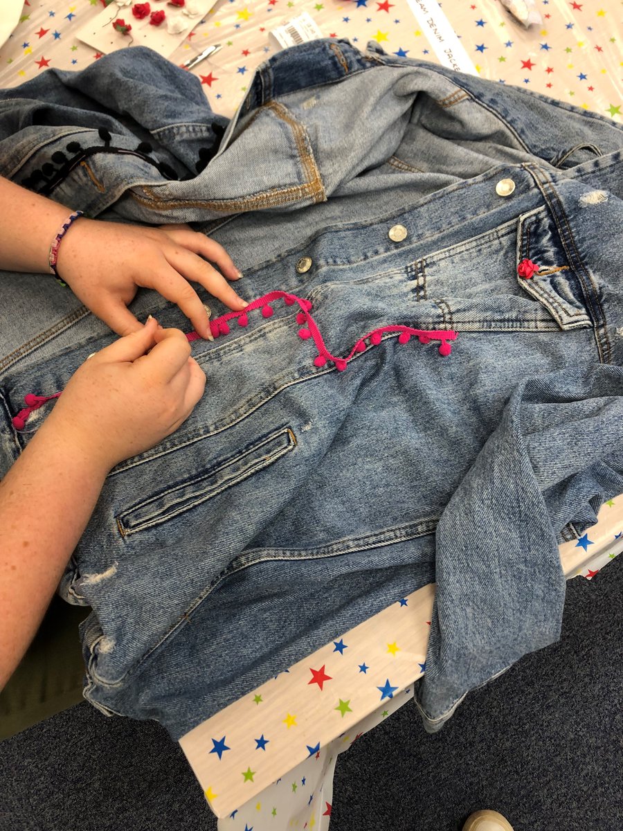 corkcolibrary's tweet photo. Dunmanway Arts Weekend 2023 took place last weekend & hereโs a tiny sample of the wonderful Upcycled Fashion that some fabulously talented teens created in #DunmanwayLibrary with artist Gwen McGuirk.
#DunmanwayArtsWeekend2023
#CreativeIreland
#DunmanwayChamberofCommerce https://t.co/rn9l47G9Xj