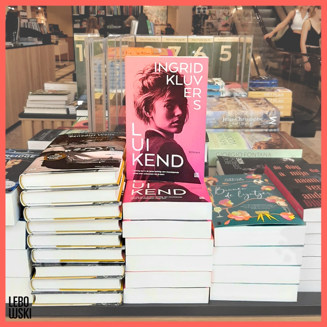 LEES MEE 🤝 
In september bespreken maar liefst twee populaire boekenclubs de roman 𝘓𝘶𝘪𝘬𝘦𝘯𝘥, van Ingrid Kluvers! Lees je mee met de Kroegpraatboekenclub van Liesbeth Rasker of met de LHBT+-boekenclub Pinkwestboeken?