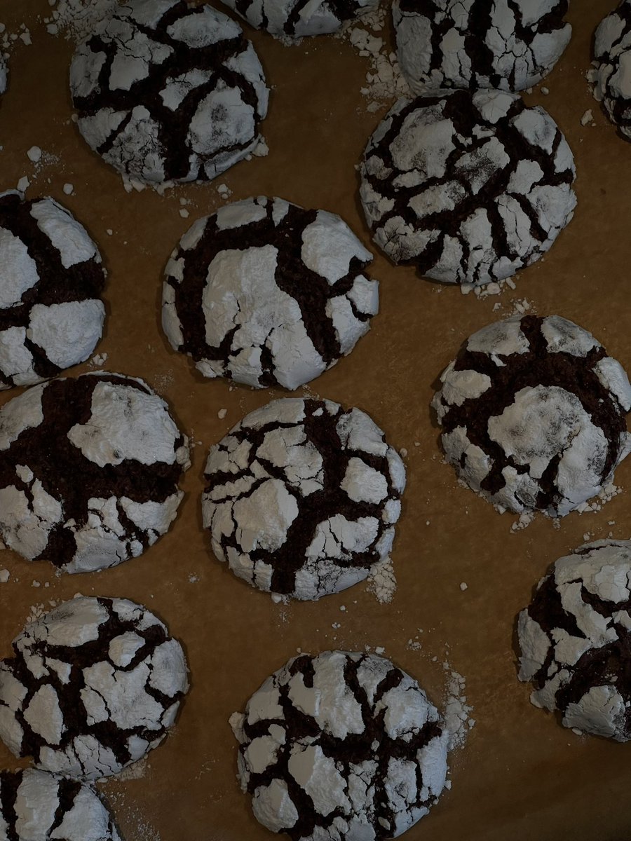 много кто спрашивал рецепт шоколадного печенья с трещинкой 👩🏻‍🍳🍪

сняла для вас рецепт 🫶🏻

vm.tiktok.com/ZMje1w49E/