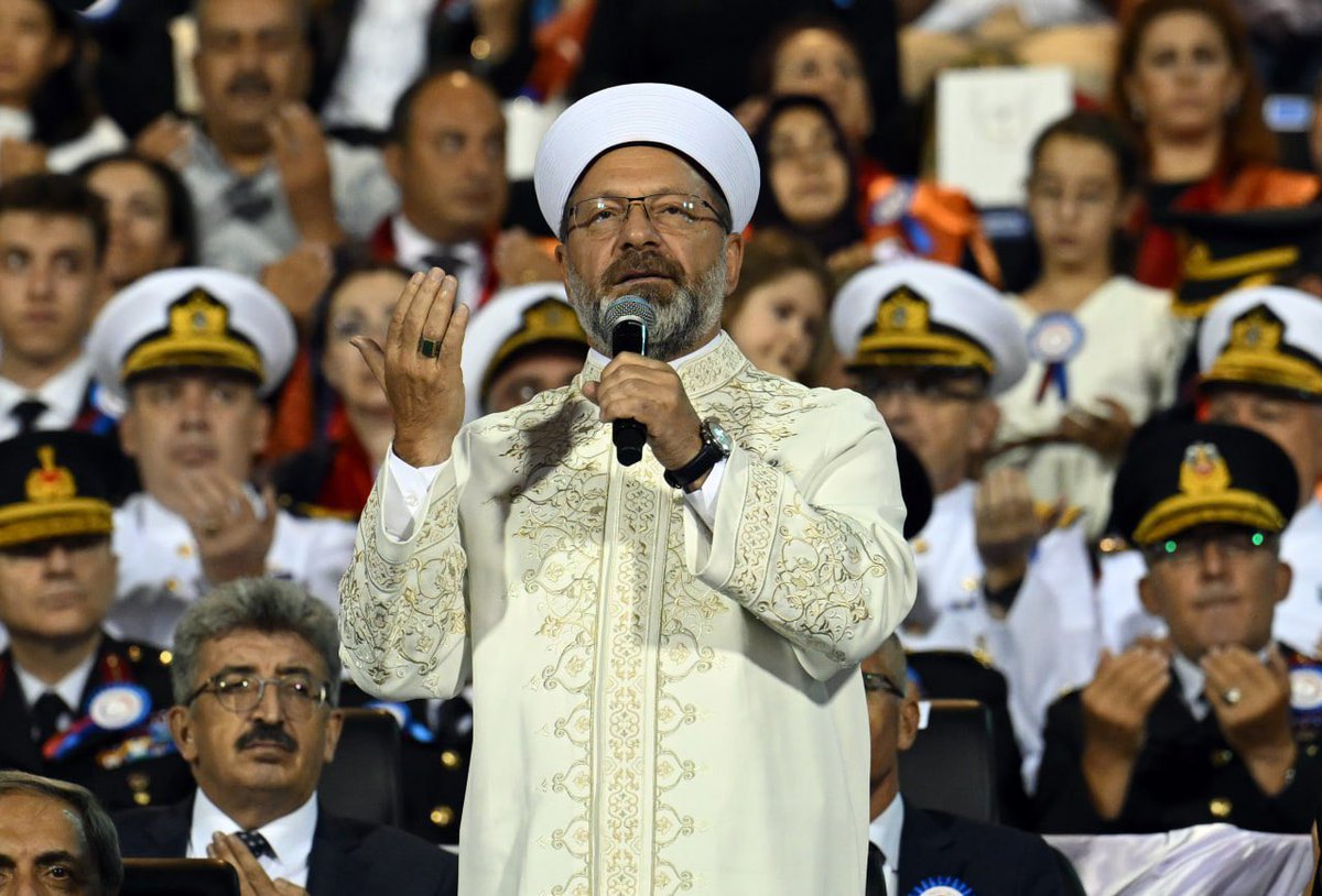 dailyislamist's tweet photo. 🔴 Diyanet İşleri Başkanı Ali Erbaş, Subay ve Astsubay Öğrencileri Mezuniyet Töreni'nde dua etti. https://t.co/iAX4Up2hPp