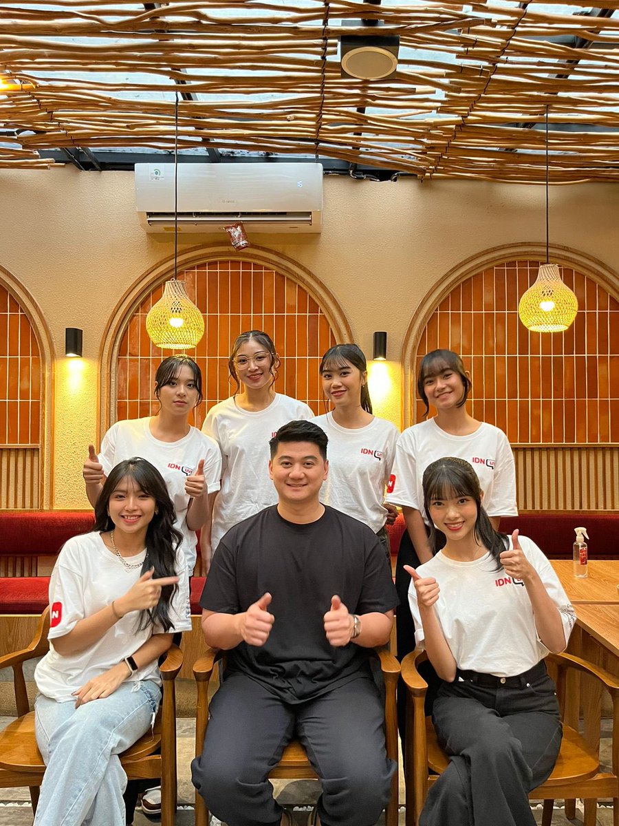 ArnoldPoernomo's tweet photo. Keseruan hari ini sama adik adik bocil online ku @officialJKT48 @S_GraciaJKT48 @A_ZeeJKT48 @Freya_JKT48 @N_ShaniJKT48 @A_FionyJKT48 @A_LuluJKT48 @idn_app 
#TemenMasakXChefArnold https://t.co/OZfue4hW0r