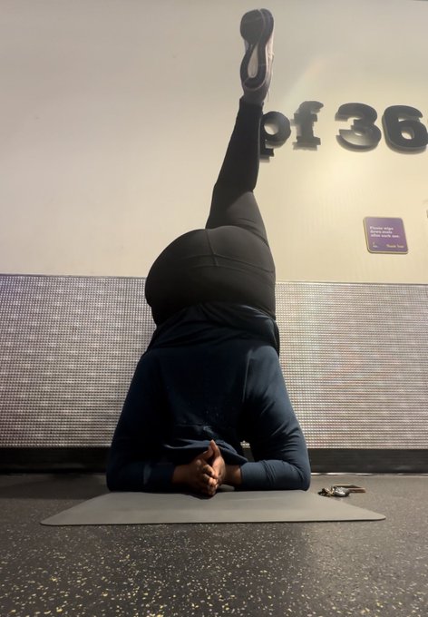 I&rsquo;m tryna throw this pussy in a handstand.   Who can spot me? https://t.co/nbeQtXaTTj