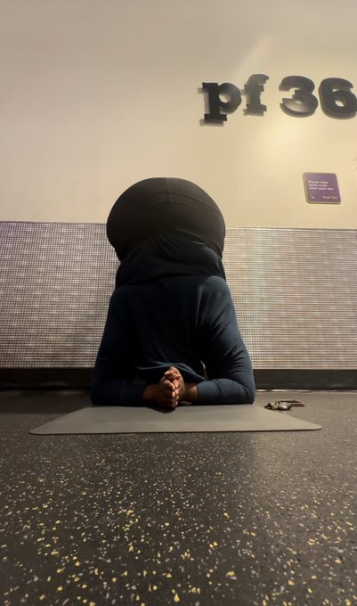 I&rsquo;m tryna throw this pussy in a handstand.   Who can spot me? https://t.co/nbeQtXaTTj