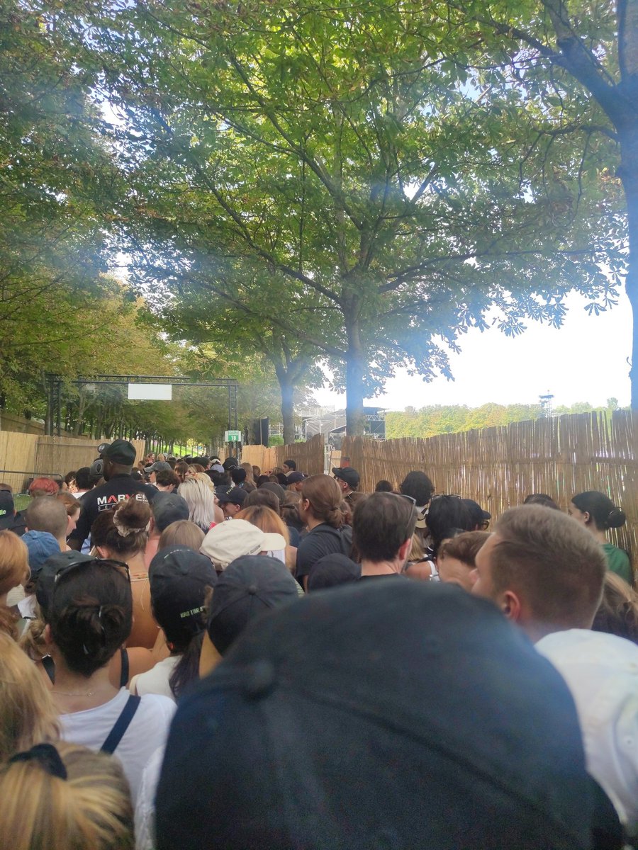 mandinetweet's tweet photo. Bravo @rockenseine, 16h42, bloqué à cause d'une organisation d'un groupe de fan juste merdique, j'ai payé ma place plus chère pour rentrer à 16h30, c'est quoi ce bordel ? PLUS. JAMAIS. https://t.co/hyIL6T71c5