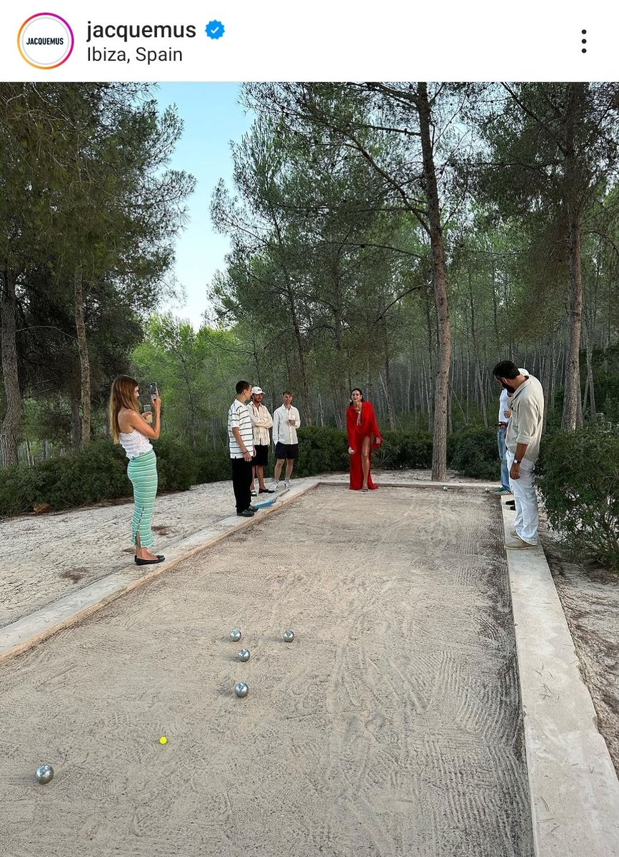 albammmedina's tweet photo. No puedo pensar en nada más 'camp' que Jacquemus compartiendo esta imagen de Dua Lipa jugando a la petanca en Ibiza. https://t.co/aKBbAFZusT