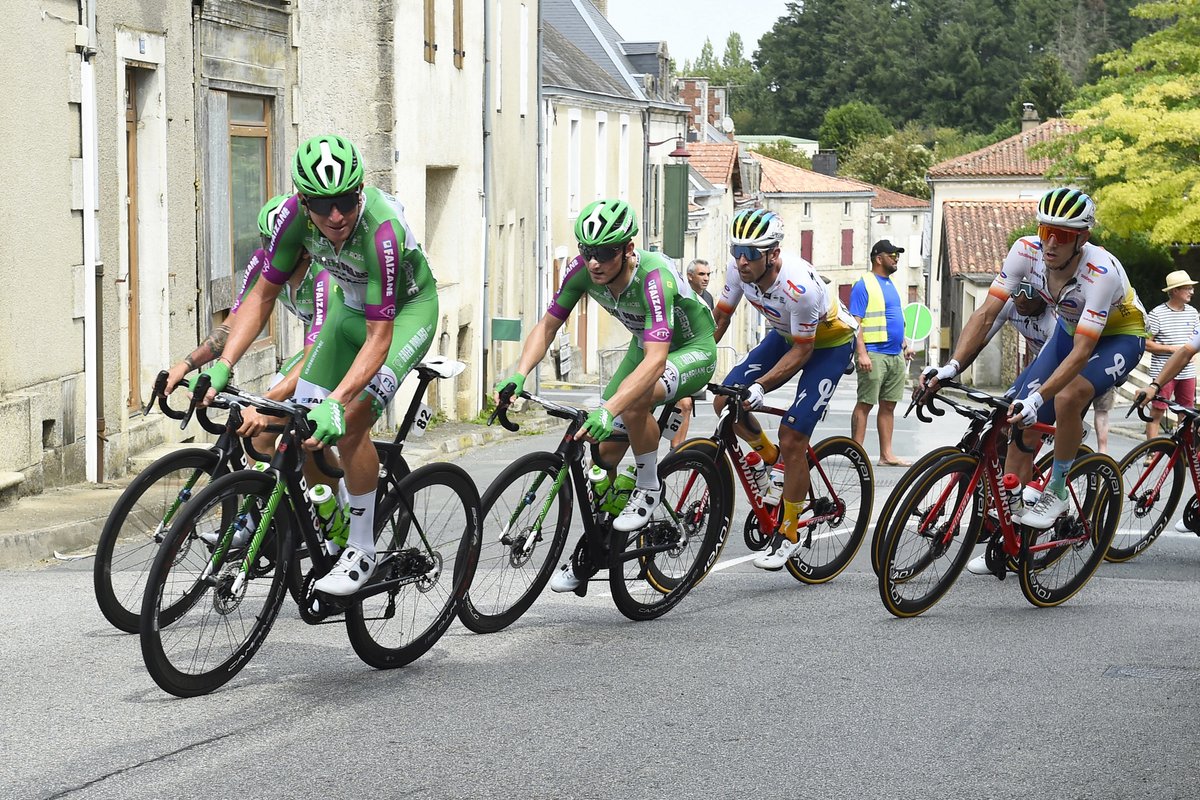🚴🇫🇷2° tappa del Tour Poitou Charentes, ancora in Top10 Filippo Fiorelli che si piazza al 7° posto. L'atleta siciliano è 7° nella generale a 16'' dal nuovo leader transalpino Paul Penhoët della Groupama FDJ, vincitore della tappa odierna. 

#greenteam #italianteam🇮🇹