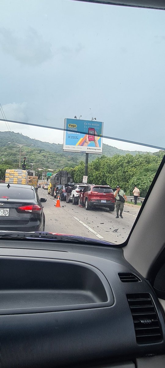 Grave accidente sobre la monseñor romero, carriles que dirigen al occidente, abajo de residencial veranda <a href="/alertux/">Alértux El Salvador</a> .