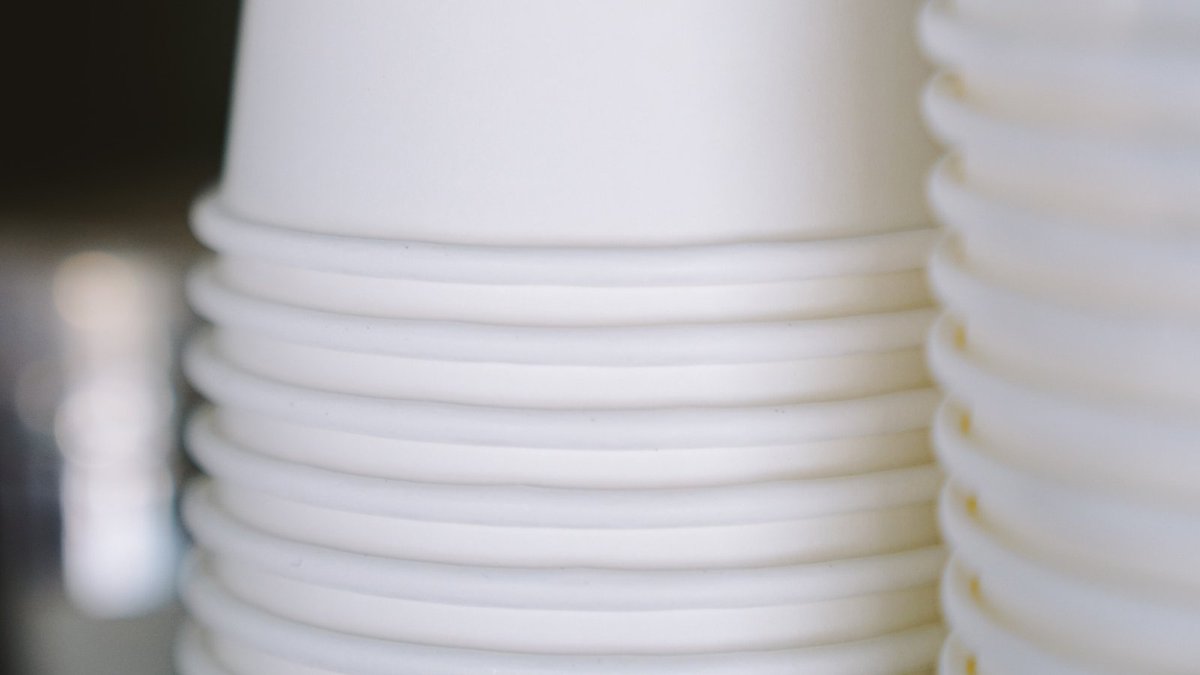 ForestandPaper's tweet photo. Exciting news for Chicago! Over a million residents can now recycle paper cups in curbside bins. Always be sure to check your local guidelines! More communities are adding cups to their collection programs all the time. https://t.co/S0jlYcZrAW. https://t.co/cC3DM43taM