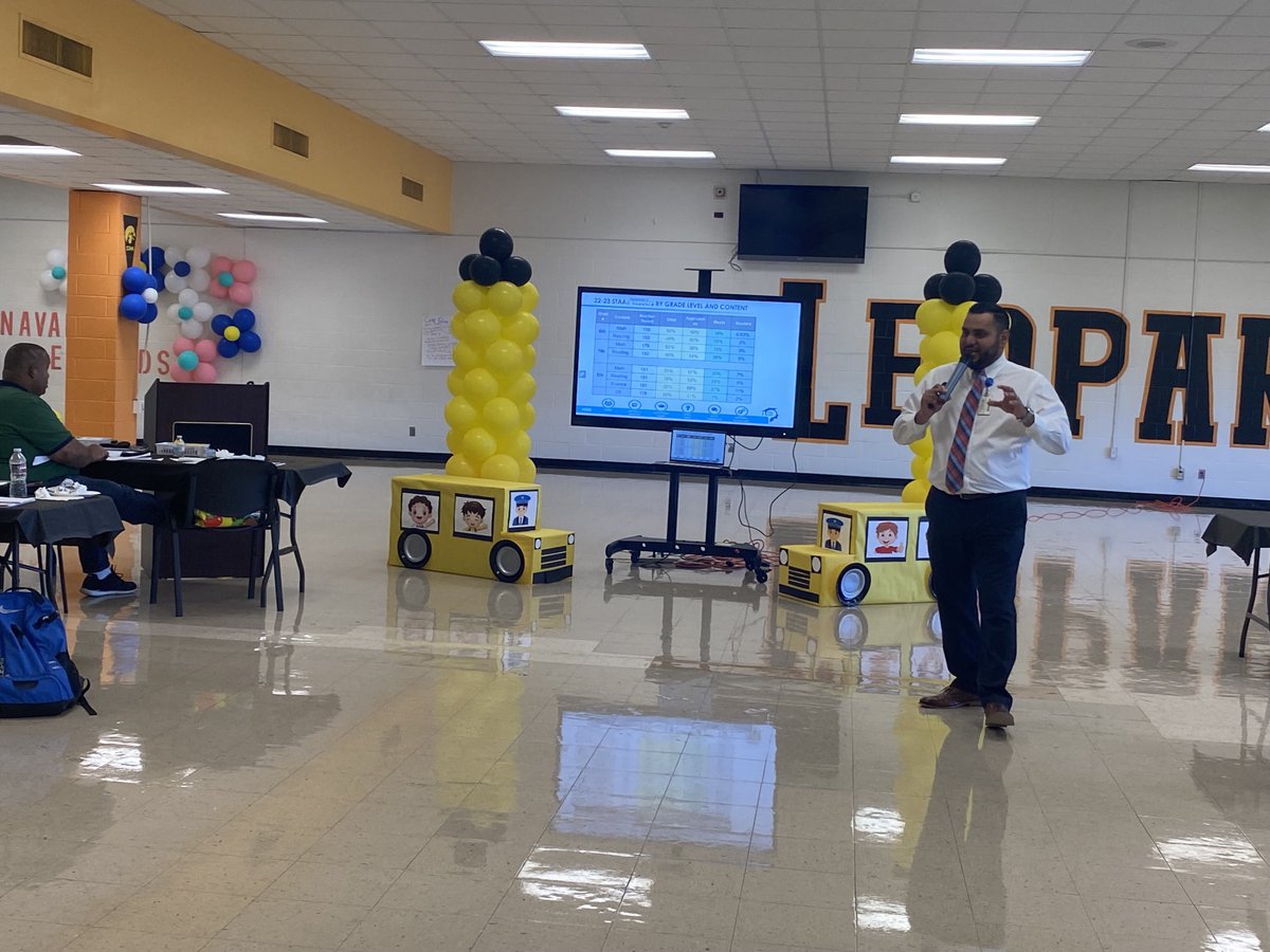 NirmolLim's tweet photo. Principal Lopez and Navarro Staff discussing data strengths and growth areas of the campus. #PowerfulDiscussion #TeamWorkMakesTheDreamWork @Dr_JDavila @HISDCentral https://t.co/8EMBRSj4bW