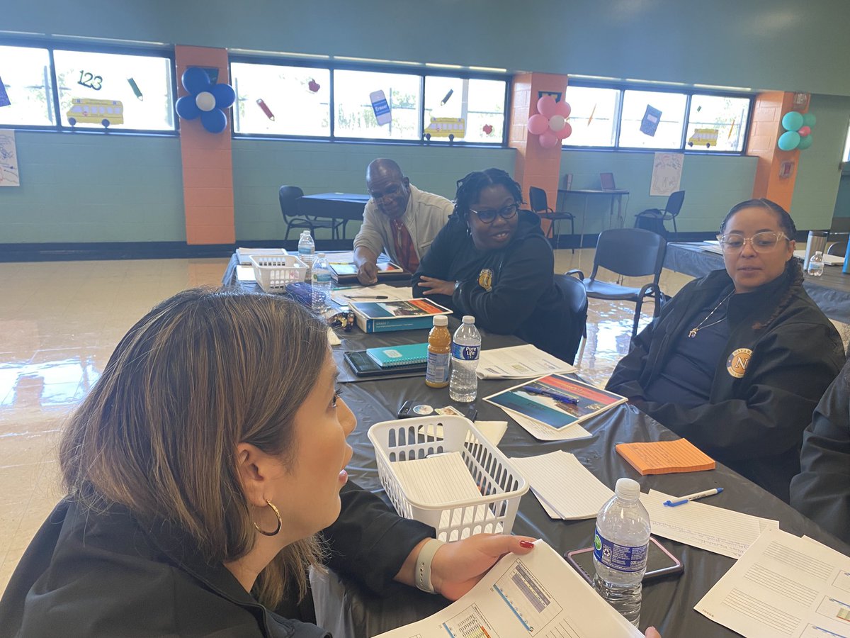NirmolLim's tweet photo. Principal Lopez and Navarro Staff discussing data strengths and growth areas of the campus. #PowerfulDiscussion #TeamWorkMakesTheDreamWork @Dr_JDavila @HISDCentral https://t.co/8EMBRSj4bW