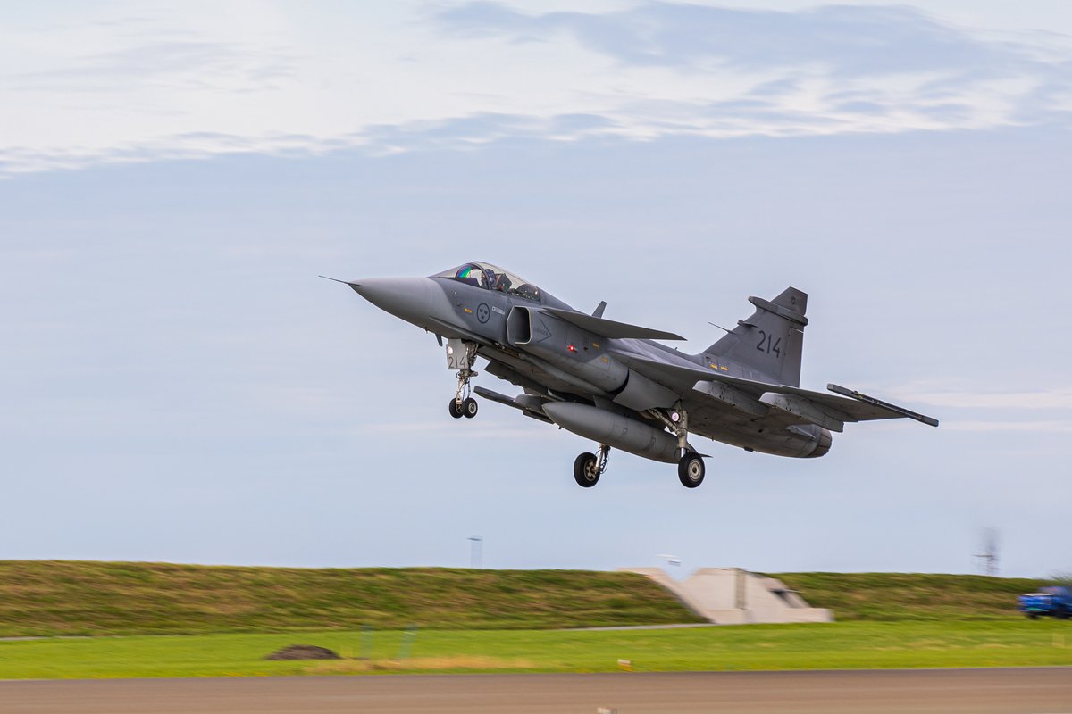 Forsvaret_no's tweet photo. The exercise Arctic Fighter Meet has begun. Norwegian F-35, Swedish JAS Gripen and Finnish F-18 are flying against each other in dogfights, one against one.

@FinnishAirForce @Forsvarsmakten https://t.co/3dPyK088Tf