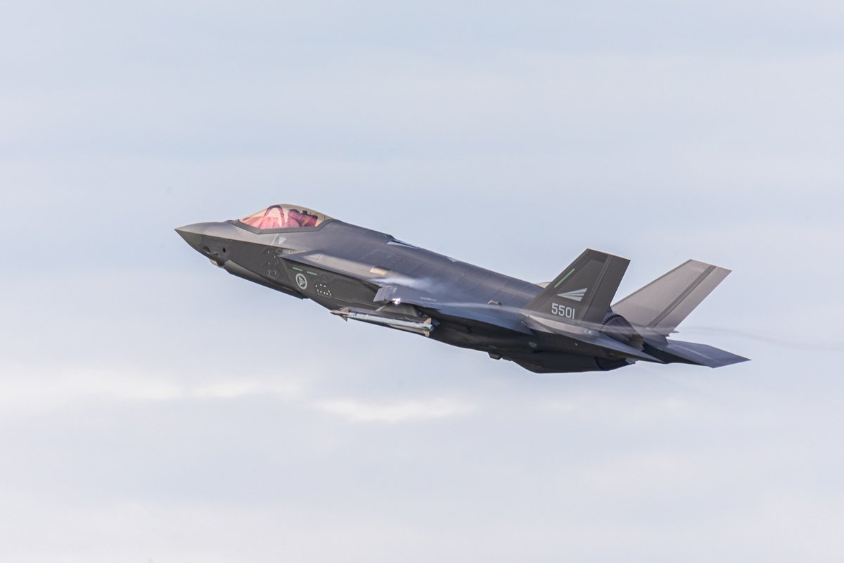 Forsvaret_no's tweet photo. The exercise Arctic Fighter Meet has begun. Norwegian F-35, Swedish JAS Gripen and Finnish F-18 are flying against each other in dogfights, one against one.

@FinnishAirForce @Forsvarsmakten https://t.co/3dPyK088Tf