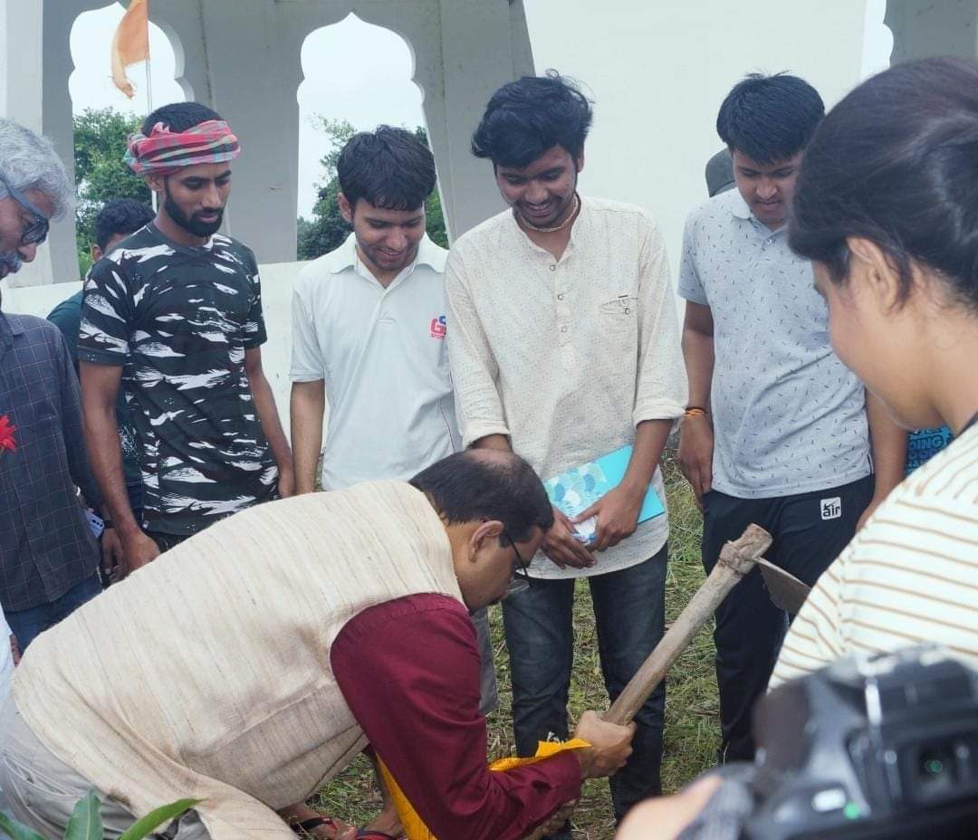 mcu_bhopal's tweet photo. जल योद्धा पद्मश्री उमाशंकर पांडे जी के मार्गदर्शन में और कुलपति प्रो (डॉ) के जी सुरेश के सानिध्य में संकाय और विद्यार्थियों ने आज विश्वविद्यालय परिसर में जल संरक्षण का संकल्प लिया। जल ही जीवन है।
@kg_suresh @AlumniMcu @ChouhanShivraj @narendramodi @pandey_jalyodha @McuRewa @ANI https://t.co/dvr2uUQle4