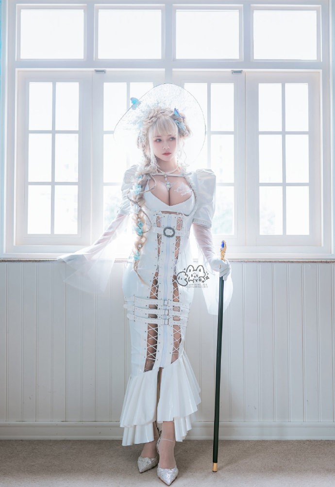 SuckMiLonger's tweet photo. 白い魔女 https://t.co/7yKCkkcOhe