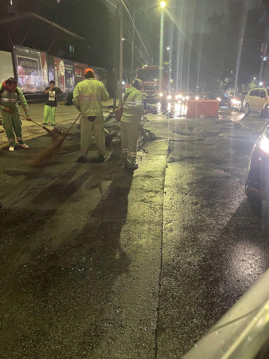monosan17's tweet photo. @SOBSECDMX  @TlalpanAl urge arreglo de socavón en Av Insurgentes Sur, frente al Restaurante Enrique, solo hay paso por el carril del
Metrobus. Cada vez se fractura más la calle. También en la calle Arenal esquina Insurgentes Sur. https://t.co/AKlbU0jufy