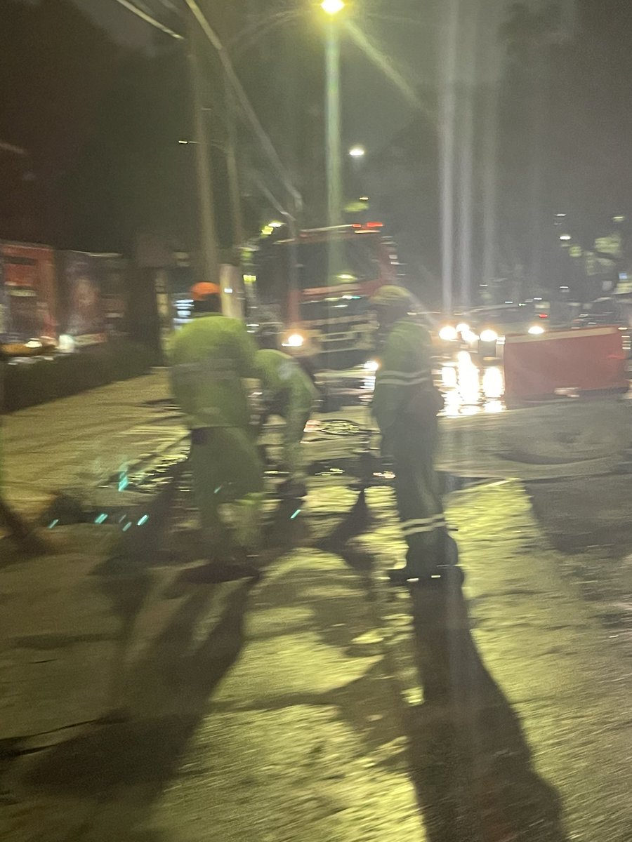 monosan17's tweet photo. @SOBSECDMX  @TlalpanAl urge arreglo de socavón en Av Insurgentes Sur, frente al Restaurante Enrique, solo hay paso por el carril del
Metrobus. Cada vez se fractura más la calle. También en la calle Arenal esquina Insurgentes Sur. https://t.co/AKlbU0jufy