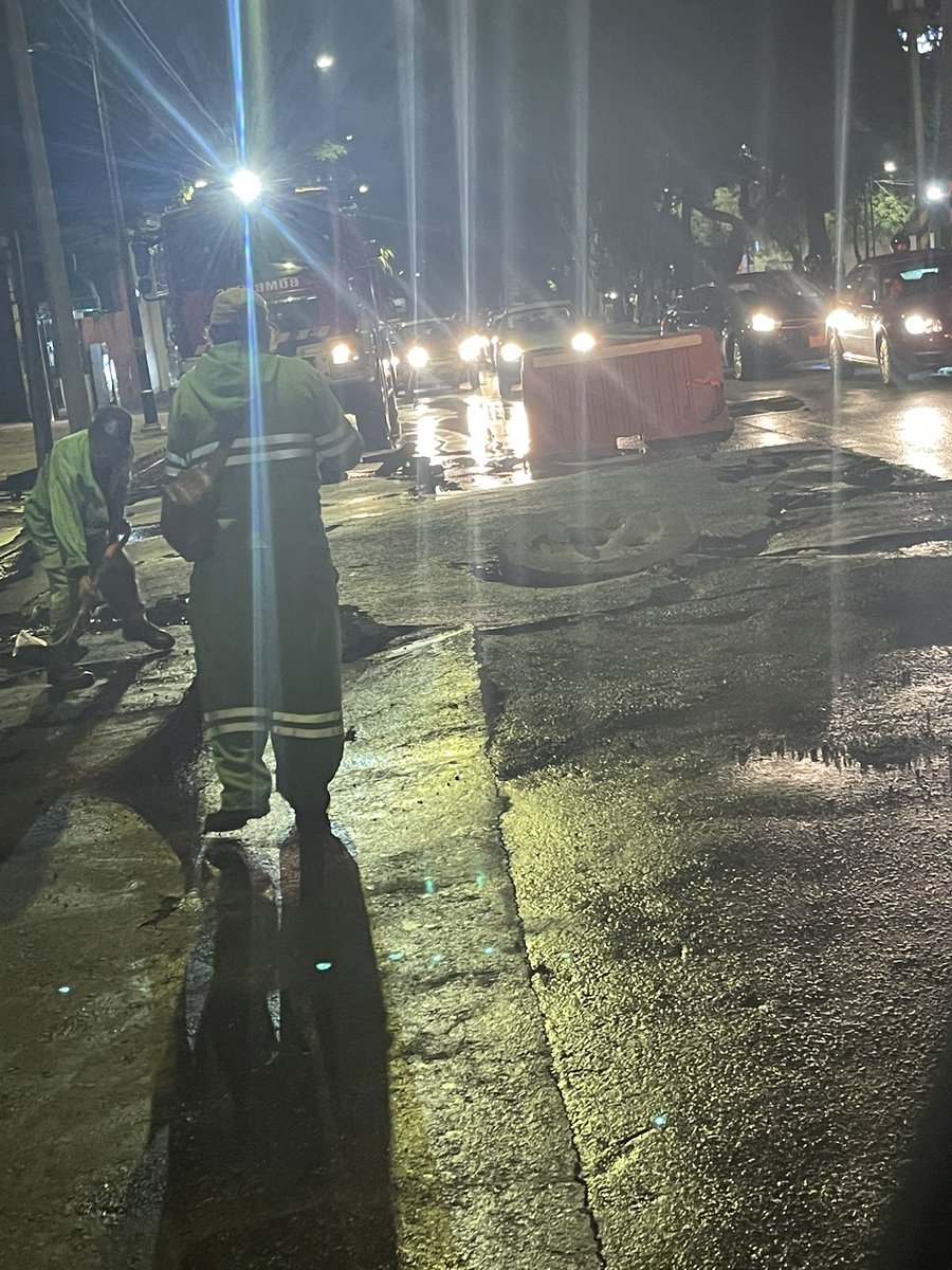 monosan17's tweet photo. @SOBSECDMX  @TlalpanAl urge arreglo de socavón en Av Insurgentes Sur, frente al Restaurante Enrique, solo hay paso por el carril del
Metrobus. Cada vez se fractura más la calle. También en la calle Arenal esquina Insurgentes Sur. https://t.co/AKlbU0jufy