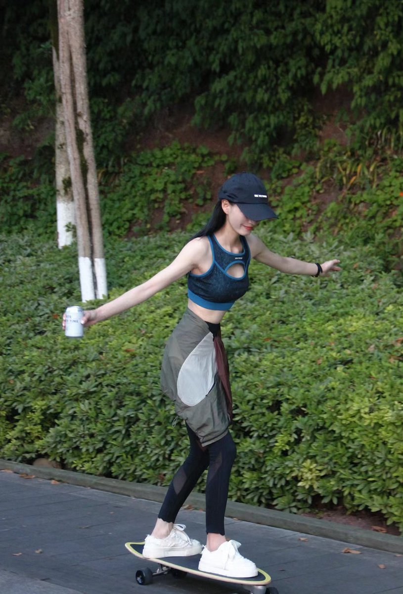 The more people who have the habit of exercising🏃‍♀️, the more they will find that the pride that arises spontaneously after exercising can clear away🌬️all depression⛈️, and it can purify the inner garbage emotions🌈⛱️. I'm new here. Follow me and we can talk more🍻.