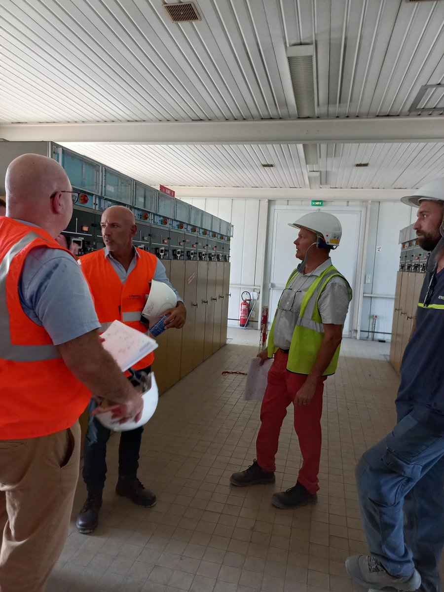 enedisOccitanie's tweet photo. 🧑‍🏭Chantier exceptionnel au poste-source de Sète !

Cet ouvrage assure l'alimentation en électricité de + de 38 000 clients et permet de favoriser la #transitionenergetique 🌿

Merci aux représentants du service technique de @Villedesete venus découvrir son fonctionnement ⚡️ https://t.co/Eug5v5NQEe