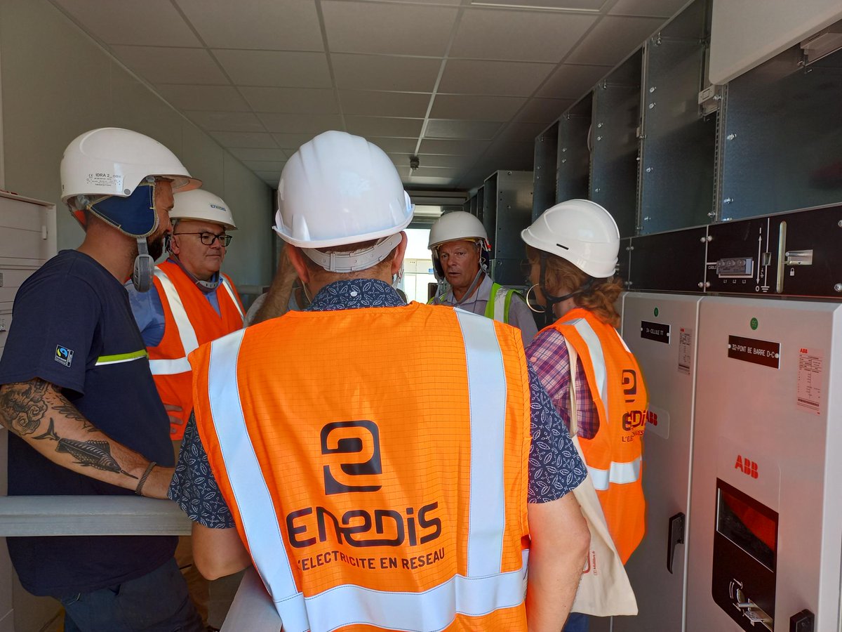 enedisOccitanie's tweet photo. 🧑‍🏭Chantier exceptionnel au poste-source de Sète !

Cet ouvrage assure l'alimentation en électricité de + de 38 000 clients et permet de favoriser la #transitionenergetique 🌿

Merci aux représentants du service technique de @Villedesete venus découvrir son fonctionnement ⚡️ https://t.co/Eug5v5NQEe