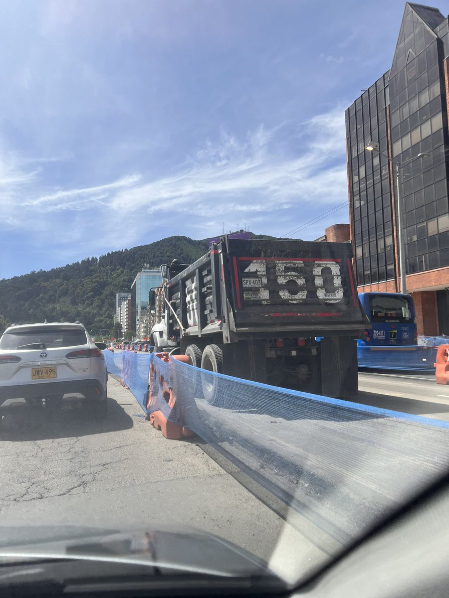 Juansimonvas's tweet photo. Al científico que se le ocurrió tomarse dos carriles de la Calle 100 para parquear volquetas lo busca la NASA para galardonarlo.

A los Planes de Manejo de Tráfico -PMT- de las obras en Bogotá les falta sentido común. @BogotaTransito @SectorMovilidad @idubogota https://t.co/0AMdpihvwk
