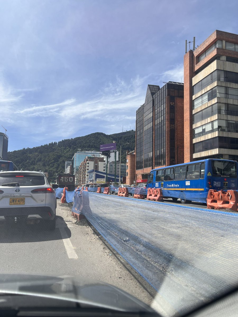Juansimonvas's tweet photo. Al científico que se le ocurrió tomarse dos carriles de la Calle 100 para parquear volquetas lo busca la NASA para galardonarlo.

A los Planes de Manejo de Tráfico -PMT- de las obras en Bogotá les falta sentido común. @BogotaTransito @SectorMovilidad @idubogota https://t.co/0AMdpihvwk