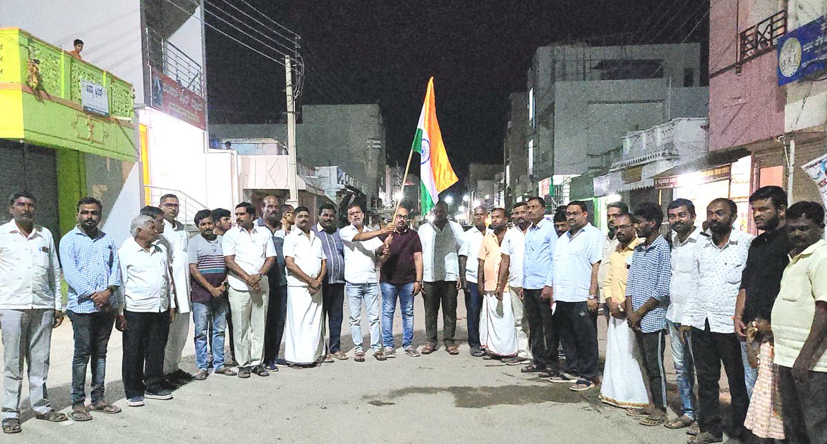 prasannapatilpp's tweet photo. #ಭಾರತೀಯರ ಹೆಮ್ಮೆಯ ಚಂದ್ರಯಾನ-3 ಯಶಸ್ವಿಗೊಳಿಸಿದ ಇಸ್ರೋ ಸಂಸ್ಥೆಗೆ ಹಾಗೂ ವಿಜ್ಞಾನಿಗಳಿಗೆ ಹೃದಯಪೂರ್ವಕ ಅಭಿನಂದನೆಗಳು ಮಸ್ಕಿಯ ದೈವದ ಕಟ್ಟೆಯ ಹತ್ತಿರ ಸಿಹಿ ಹಂಚಿ ಪಟಾಕಿ ಹಚ್ಚುವ ಮೂಲಕ ಸಂಭ್ರಮಿಸಲಾಯಿತ್ತು🙏 #prathapgoudapatil #prasannapatil #prathapgoudapatilfoundationmaski https://t.co/581CvpHnvS