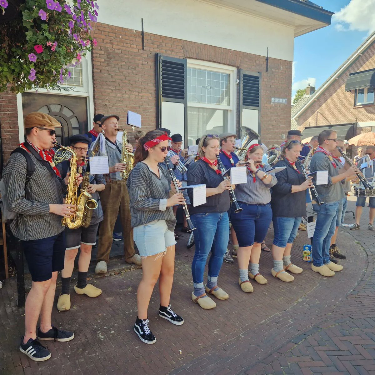 🌾 🚜 👨‍🌾 ☀️ 🎸 🎉

#vlegeldag #vlegeldag2023 #bennekom #heideweek #oogstfeest #vlegel #dorsen #handdorsen #machinedorsen #dorschkast #kindervlooienmarkt #rommelmarkt #oudetractoren #optocht #vlegelcorso #ringsteken #vlegelmarkt #oudeambachten #vlegelhangen #goudenvlegel