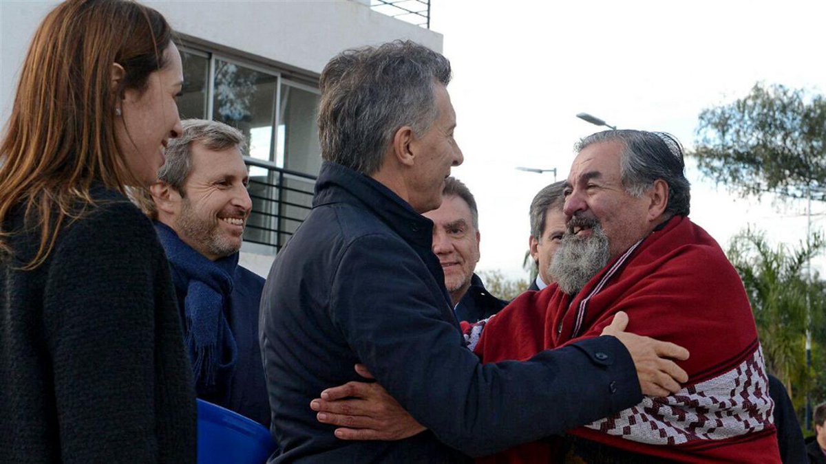 riellodecba's tweet photo. 🔴Castells, muy amigo de Macri…

Quien se lo presentó fue @frigeriorogelio que en este momento en @Radio10 se hace el preocupado por la situación 😉

Acá se lo ve sonriendo al candidato a Gobernador por #EntreRios 

#NoHayMacristaHonesto https://t.co/GzTnjIQvjO