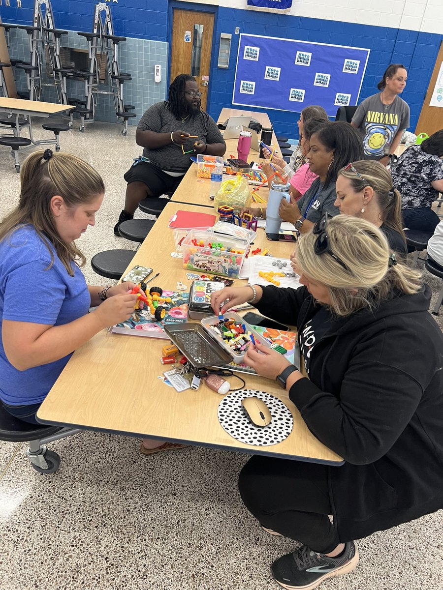 What does strong tier 1 instruction look like in science? What are the SEPs? Our K-2nd teachers dove into their first science PLC today with @JessBradfordVB! #pantherpride @PointOViewES @NicStanleyPOV @ms_norell