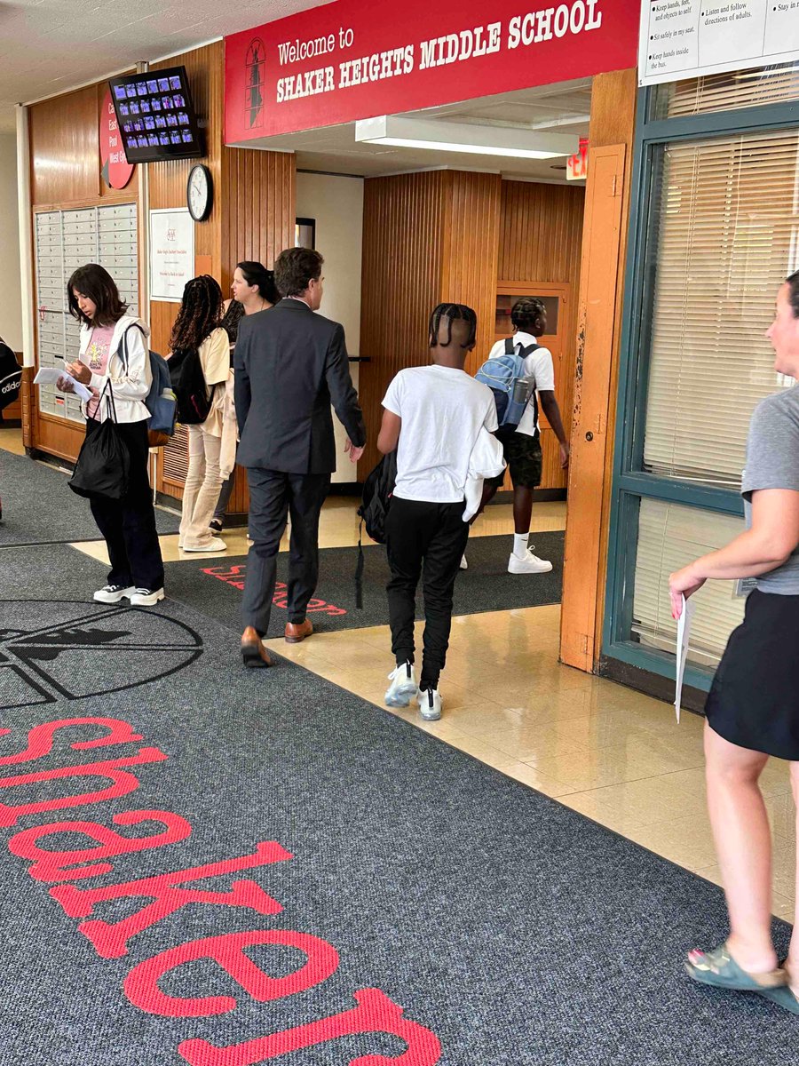 shakerschools's tweet image. Happy first day to our 7th grade students! 

Staff made sure there weren’t any wandering friends, getting everyone where they needed to go. Today is a great calm day for our new SHMS students to find their way around &amp;amp; get to know their new school!

#shakerfirstday #shakerrising
