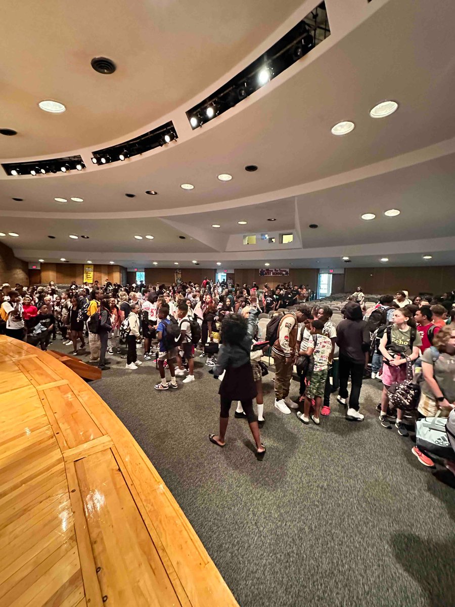 shakerschools's tweet image. Happy first day to our 7th grade students! 

Staff made sure there weren’t any wandering friends, getting everyone where they needed to go. Today is a great calm day for our new SHMS students to find their way around &amp;amp; get to know their new school!

#shakerfirstday #shakerrising