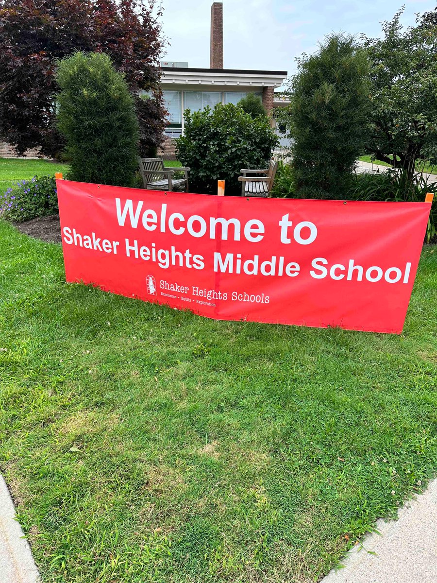 shakerschools's tweet image. Happy first day to our 7th grade students! 

Staff made sure there weren’t any wandering friends, getting everyone where they needed to go. Today is a great calm day for our new SHMS students to find their way around &amp;amp; get to know their new school!

#shakerfirstday #shakerrising