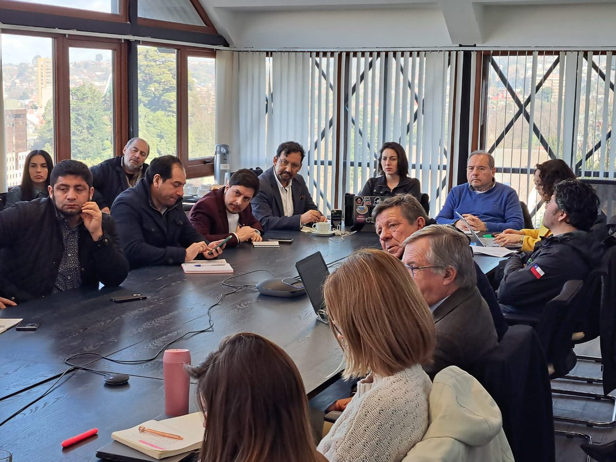 core_los_lagos's tweet photo. ✅Los Consejeros Regionales de Los Lagos trabajan en comisión conjunta para analizar la presentación de la propuesta preliminar de la “Política Regional para Personas Mayores región de Los Lagos”🧓, con la exposición de la Pontificia Universidad Católica de Chile. https://t.co/4sLWhUQAYz
