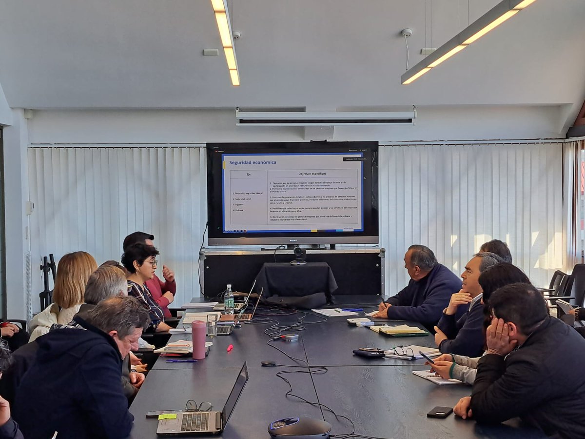 core_los_lagos's tweet photo. ✅Los Consejeros Regionales de Los Lagos trabajan en comisión conjunta para analizar la presentación de la propuesta preliminar de la “Política Regional para Personas Mayores región de Los Lagos”🧓, con la exposición de la Pontificia Universidad Católica de Chile. https://t.co/4sLWhUQAYz
