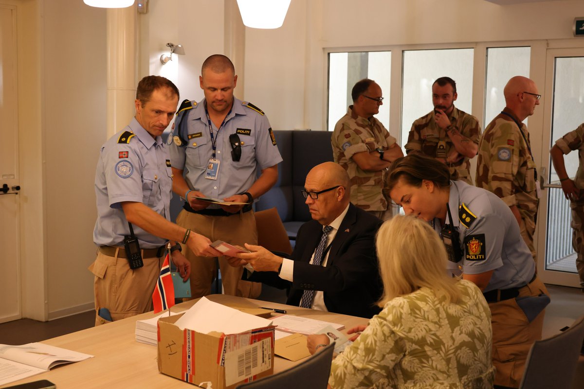 NorwayinSSudan's tweet image. Today, Norwegian police and military personnel serving with UNMISS-@unmissmedia exercised their democratic rights to vote in 🇳🇴's ongoing national elections.
As the transitional period nears an end, we hope #SouthSudanese will soon participate in free, fair &amp;amp; peaceful elections.