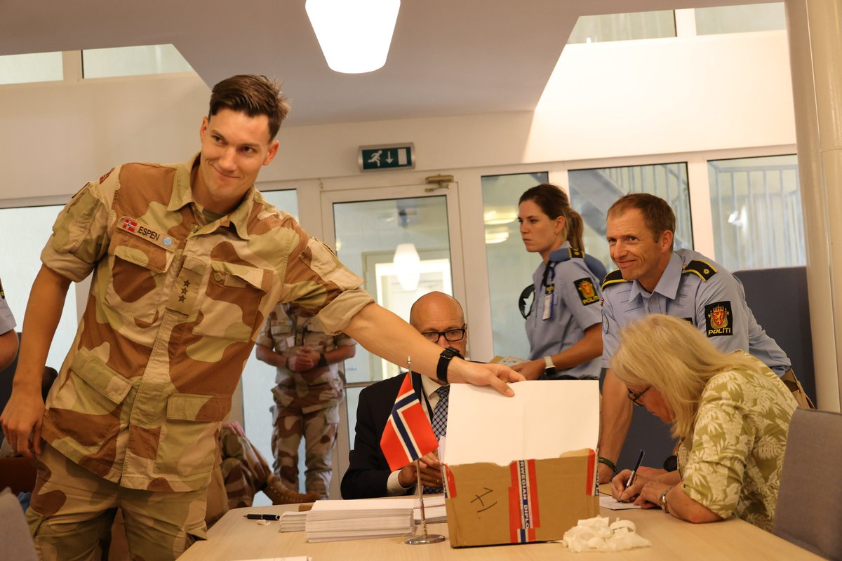NorwayinSSudan's tweet image. Today, Norwegian police and military personnel serving with UNMISS-@unmissmedia exercised their democratic rights to vote in 🇳🇴's ongoing national elections.
As the transitional period nears an end, we hope #SouthSudanese will soon participate in free, fair &amp;amp; peaceful elections.