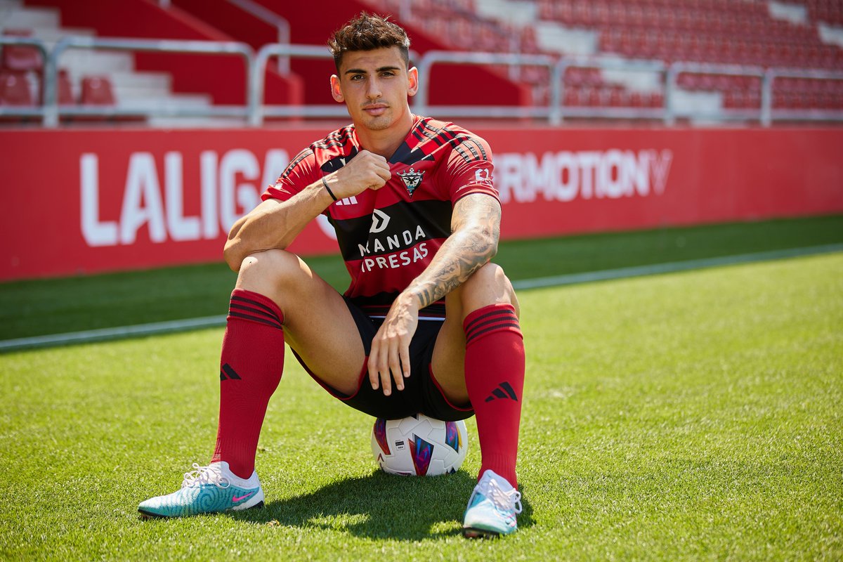 CDMirandes's tweet photo. 🐗 @ruben2sanchez 

#BienvenidoRubén https://t.co/SixoutpZ0F