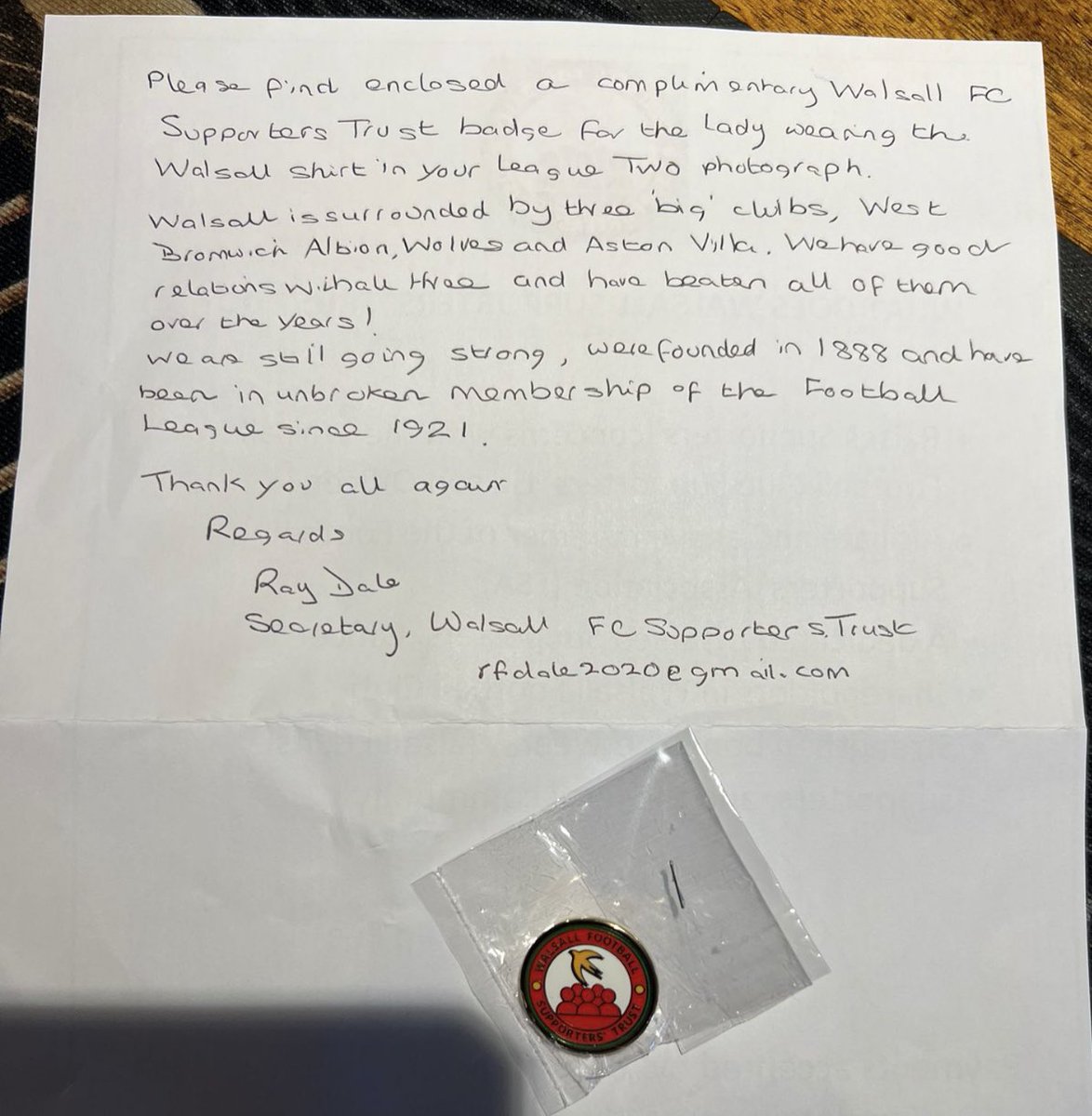 CL_EFLLeague2's tweet photo. Unbelievable from @walsallfctrust @WFCOfficial what a lovely letter and thing to do… made even funnier by the fact you only addressed it to our wonderful Jo, leaving poor old Lee without a badge!! 😂😂 https://t.co/Jk4CgtbOLs
