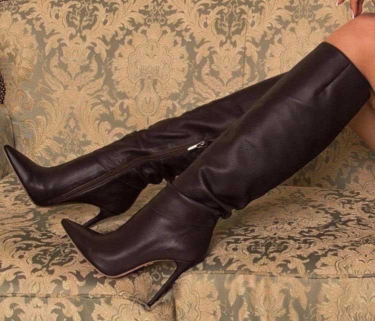 versacesbish's tweet photo. the sexiest form of footwear https://t.co/dpr3WvSqFy