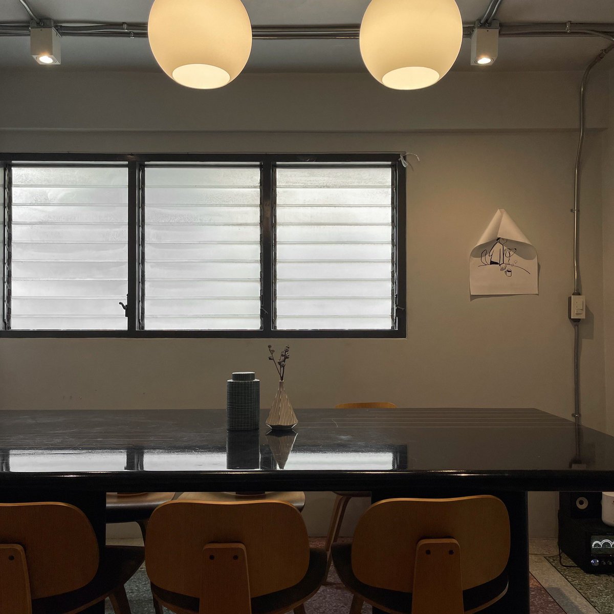 #คาเฟ่ลับVibeดีๆแอบซ่อนตัวอยู่ในซอยปรีดีย์

🏬🌳 เอาอีกละ ปรีดีย์มีแต่ร้านฉ่ำๆ นะคะ ตลอดเวลา ล่าสุดมีคาเฟ่สุดชิค mood ดีๆ “No Tuesday in Pridi” คาเฟ่เล็กๆ vibe คือเหมือนอยูเกาหลีเลย ดีมาก มู้ดสบายๆ แต่รู้เลยว่าีการจัดวางเฟอร์และตำแหน่งต่างๆ ได้ออกมาดีมากๆ ประทับใจ