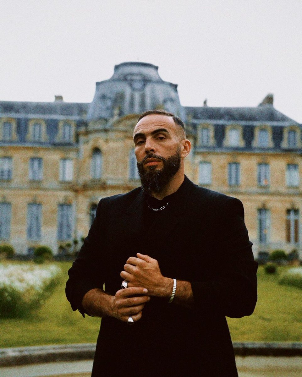 🗣 Médine a répondu aux accusations dont il est la cible depuis de nombreux jours

« Si l’art n’est pas subversif, ne me bouscule pas, ne me fait pas changer, cela m’intéresse moins.

Alors forcément, j’utilise des formules et des iconographies provocatrices pour créer un débat.