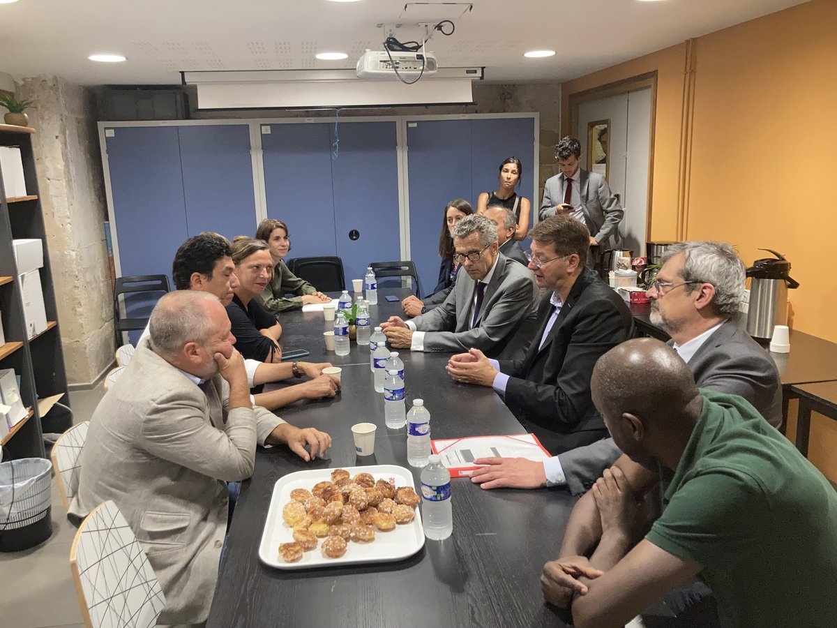 dihal_gouv's tweet photo. 🔵Echanges riches ce matin au sein de l'accueil de jour Agora entre @EMMAUSolidarite @P_Vergriete @sylv1mathieu @Prefet75_IDF @leafiloche #drihl 
🔷Sujets : prise en charge des personnes #sansabri à l'Agora, actions pendant la canicule, accueil des femmes, #logementdabord... https://t.co/mTjp4AOKsE