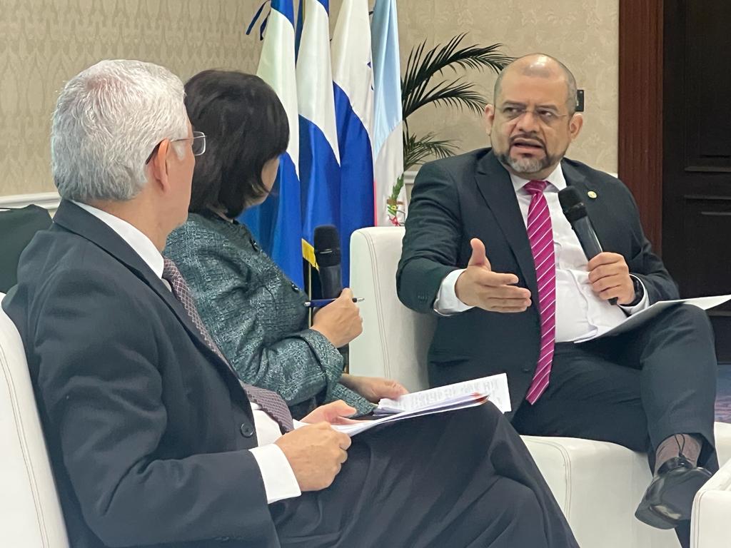 asielsalvador's tweet photo. El futuro del Mercado Eléctrico Regional, #COREN2023 con los expertos: Werner Vargas, Secretario General @sg_sica;  Arturo Alarcón Especialista senior #Energía #BID #Panamá, Edgardo Alfredo Calderón, Secretario Ejecutivo #CDMER modera Carmen Urizar, Directora EIA Center #GUA https://t.co/K14fvMoeJN