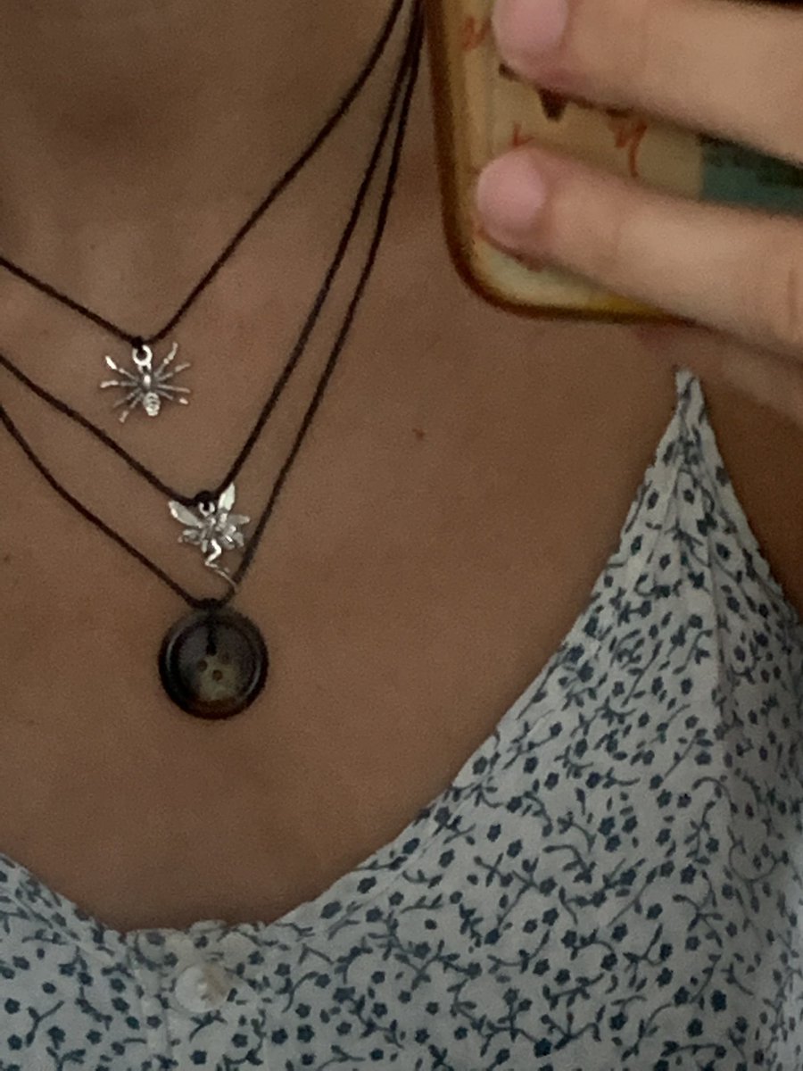 mi si è staccato un bottone dalla giacca quindi ci ho fatto una collana!    mi mettono felicità i bottoni >0<