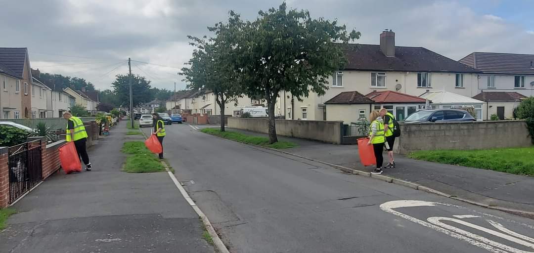 PowysRecycles's tweet photo. Well done to the Big Friendly Group litter picking in Llanfaes, Brecon today ! Making Powys even cleaner and greener โป๏ธ ๐ฎ ๐
Da iawn gwirfoddolwyr Aberhonddu yn codi sbwriel
#diolch #taclus #tidy #CaruCymru https://t.co/3IXRQLo8Ws