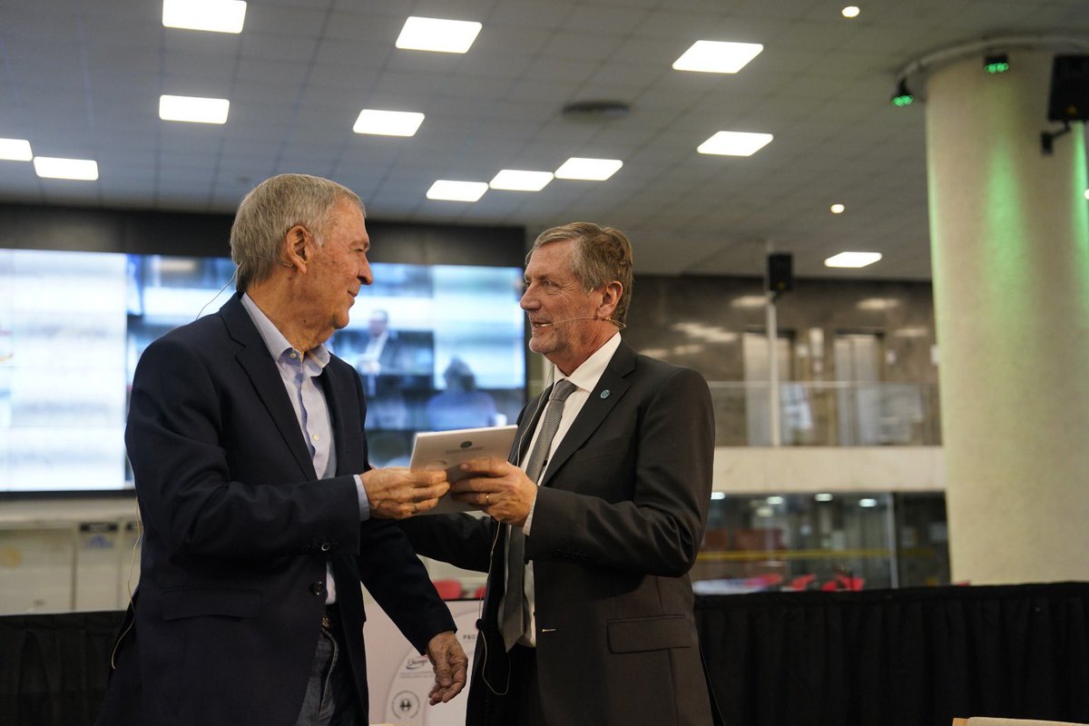 CONINAGRO's tweet image. El presidente @LauciricaElbio hace entrega al candidato @JSchiaretti de la 6ta edición del libro “El Campo y la Política”, el documento con aportes y propuestas que la entidad entrega a los candidatos a Presidente de la Nación. 

#SomosConinagro 🇦🇷🚜