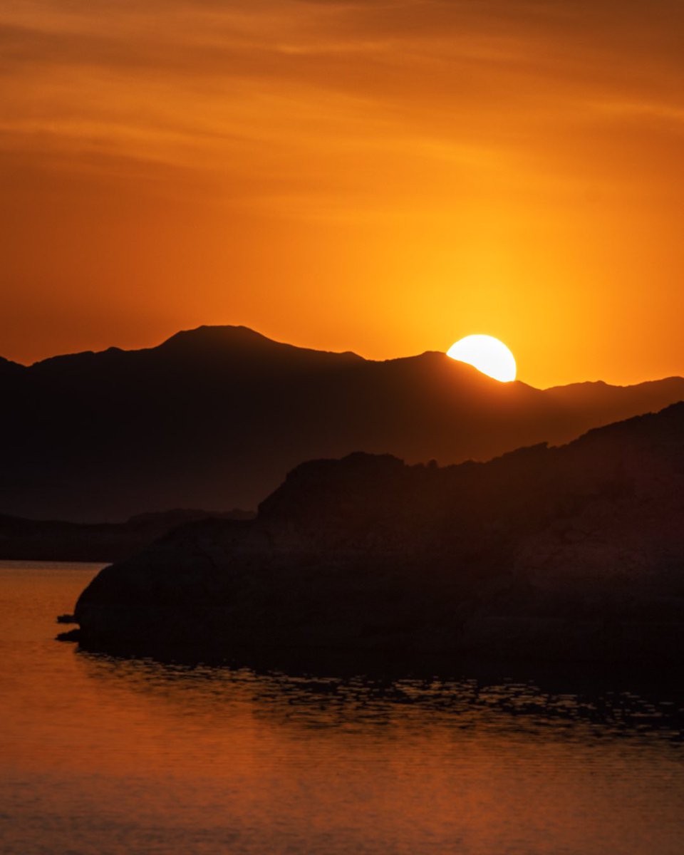 ayatejonoon's tweet photo. Some #Nevada #sun for your Ontario gloomy morning.
on #Canon R5 + #Tamron 70-200 2.8
#shotoncanon #canoncanada #canonusa #withmytamron #tamronlens
#lakemead #explorenevada #sunrise #reflection #warmcolours #warmcolors #visittheusa #yourshotphotographer #shareyourweather #summer https://t.co/wcOyKwDcVN